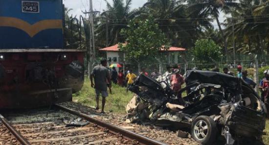 කොග්ගලදී මෝටර් රථයක් දුම්රියේ ගැටී දෙදෙනෙකු මරුට